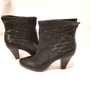 Nine West Size 7.5 woven design Leather heeled Booties